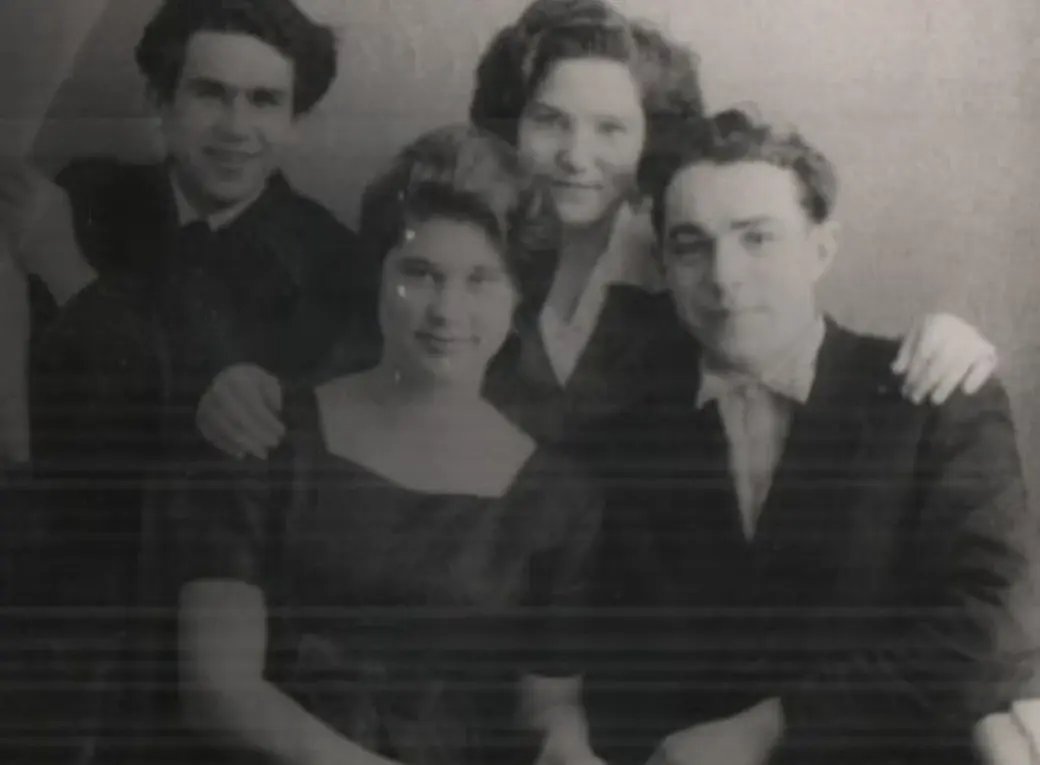 7. Во время учебы в Саратове с друзьями, Александр – слева.