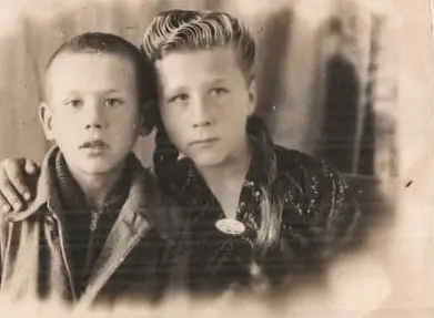 2. Саша Гурин со старшей сестрой Милой.