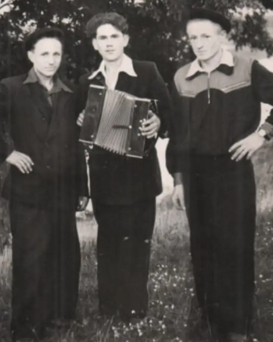 4. Александр Гурин (в центре) и два Евгения.