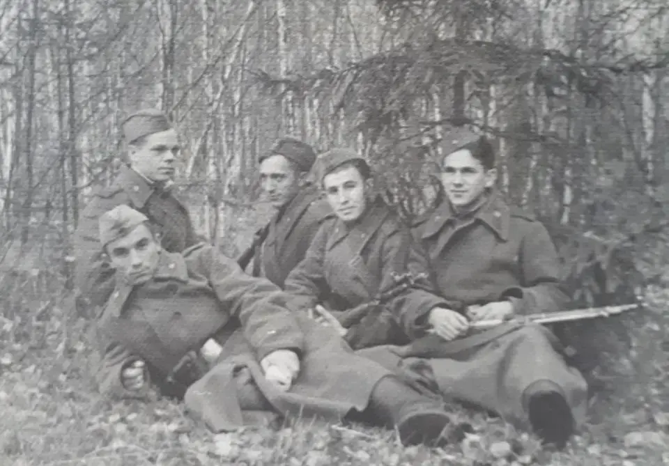 6. Александр Гурин (справа) с сослуживцами.