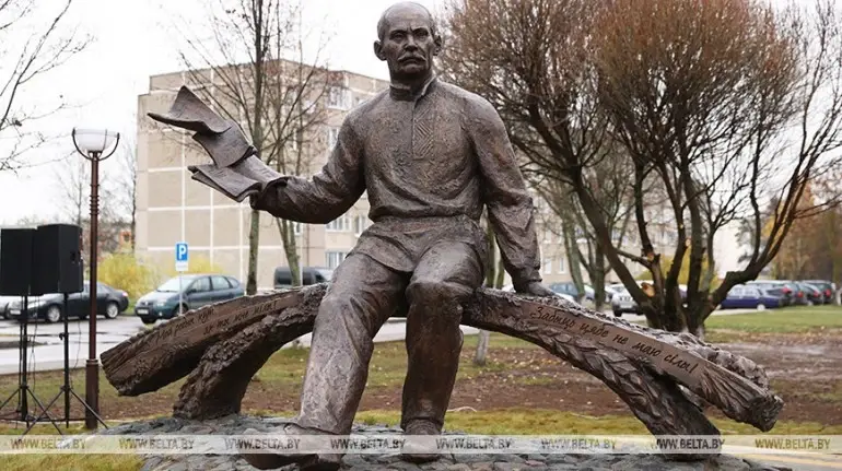 3 ноября 2022 года. В Столбах открыли памятник классику белорусской литературы Якубу Коласу.