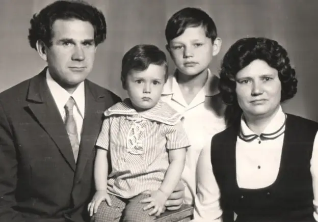 10. Семья Гуриных: Александр Михайлович, Зинаида Васильевна, Саша и Андрей.