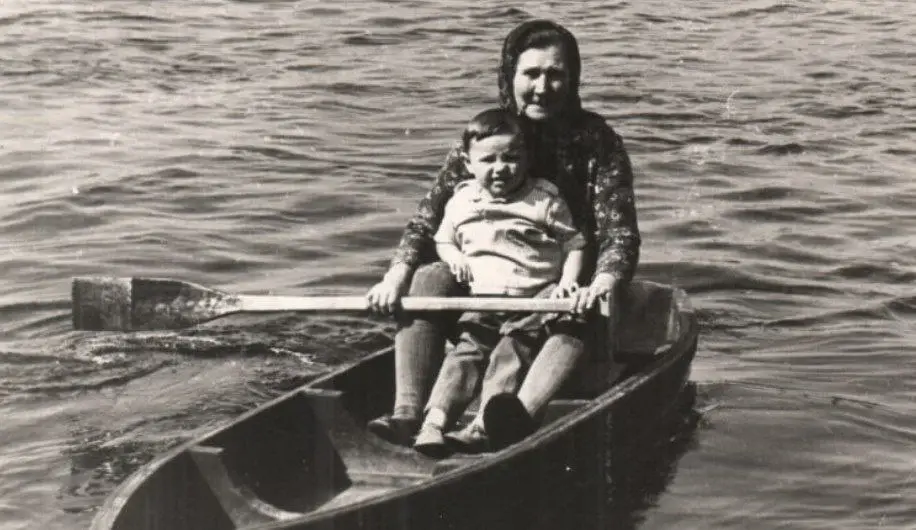 11. Бабушка Лукерья с внуком Андрюшей.