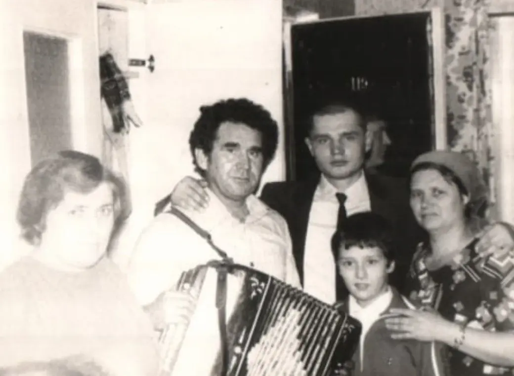 13. Александр Михайлович с гармошкой празднует с семьей и соседями 1 мая. .