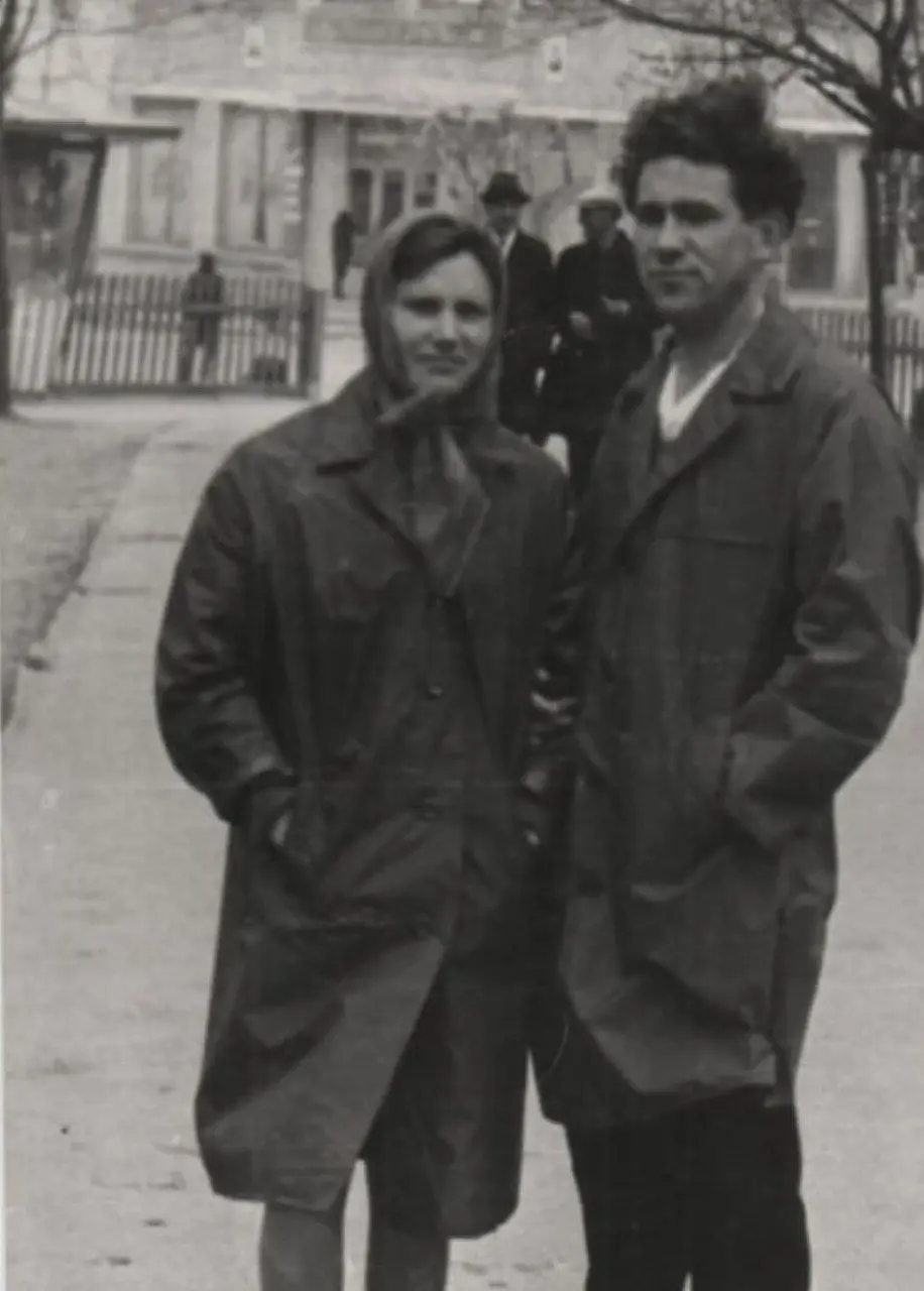 6. Зина и Саша на прогулке по городу, 1962 год.