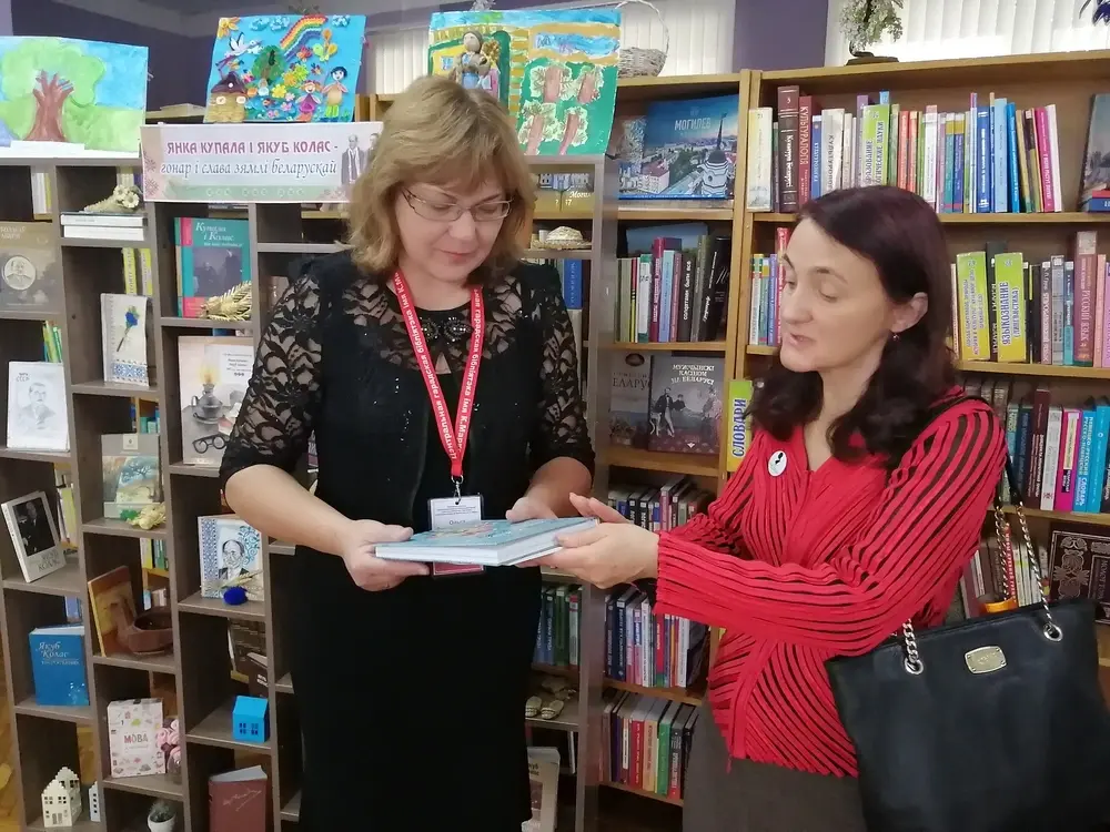 Внучка Якуба Коласа Вера Даниловна Мицкевич презентовала новую книгу «Табой я жыў, табой жыву…». Могилев, библиотека-филиал № 6. Фото: ЦГБ им. К.Маркса