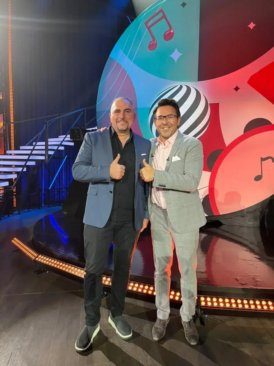 Алексей Беспрозванный с ведущим музыкального щоу "Песни от всей души" Андреем Малаховым.