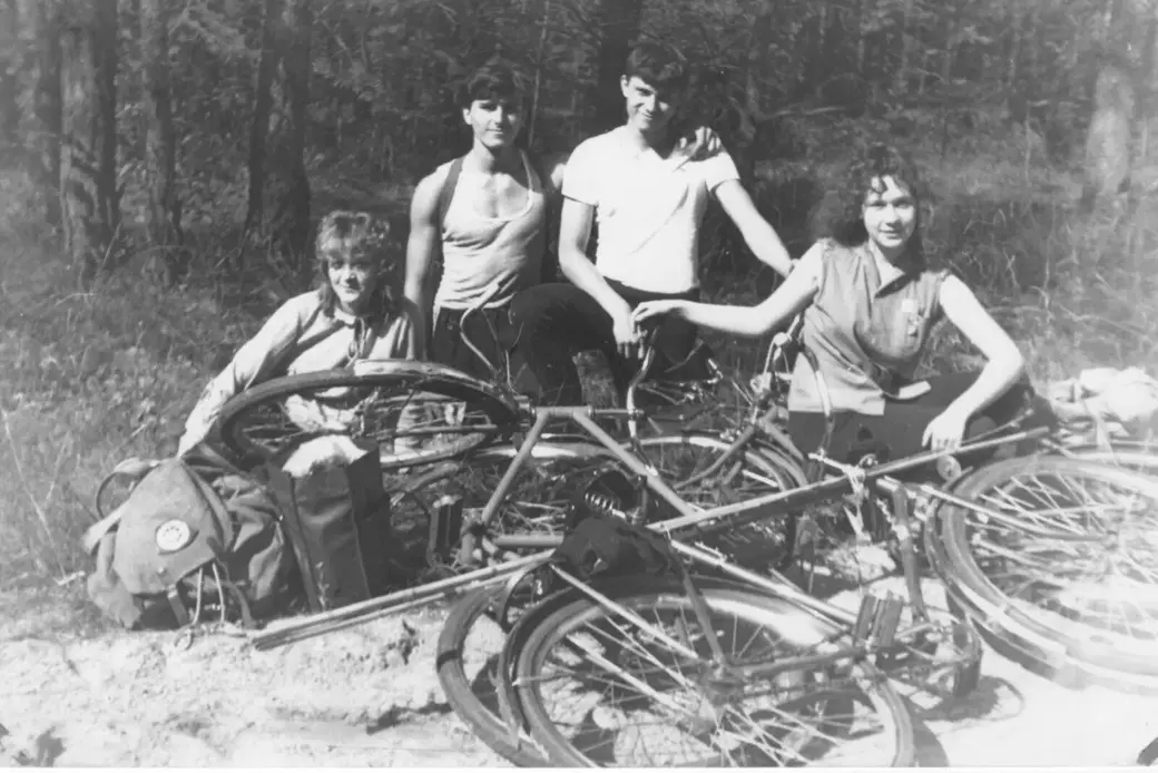 Алексей (второй слева) с племянником и знакомыми девочками отдыхают на Белом Береге в Бобруйске. Справа Наталья Кудина, слева – не помнит.