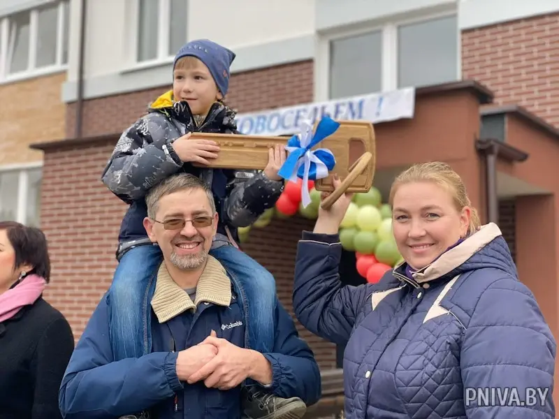 Символический ключ от новой квартиры торжественно вручили семье Алексея и Татьяны Муратовых. Полыковичи, Могилевский район. 4.11.2022 г. Фото: pniva.by