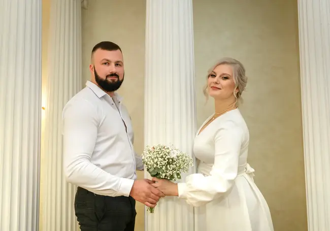«Я давала ему списывать». Молодожены годами после школы только виделись, а потом вдруг поженились