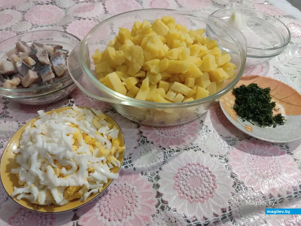 Подготовленные ингредиенты перекладываем в салатник и аккуратно перемешиваем.