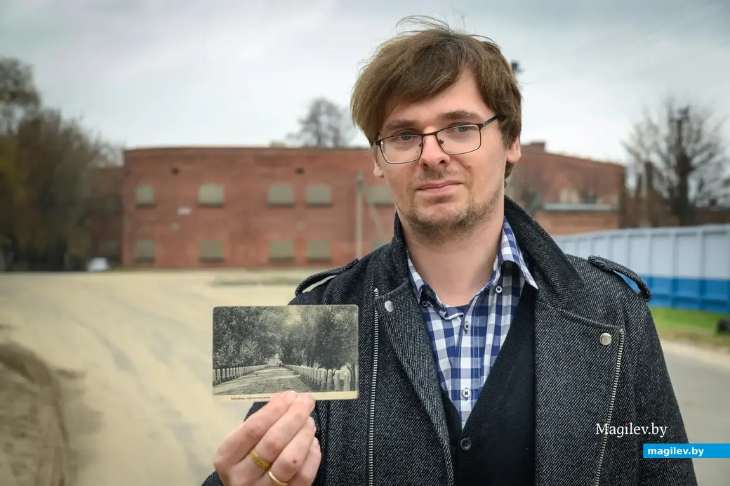 28.10.2022. Бобруйск. Виталий Мурашкевич демонстрирует исторический снимок Крепостной рощи в Бобруйске (нынешняя улица Ермака)