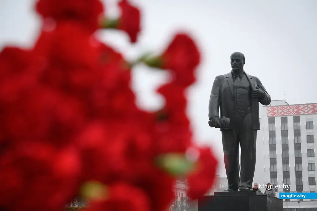 07.11.2022. Бобруйск. На площади Ленина представители Коммунистической партии Беларуси, трудовые коллективы и общественность города возложили цветы к подножию памятника