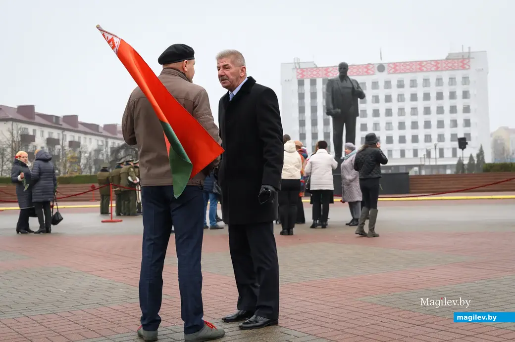 07.11.2022. Бобруйск. На площади Ленина представители Коммунистической партии Беларуси, трудовые коллективы и общественность города возложили цветы к подножию памятника