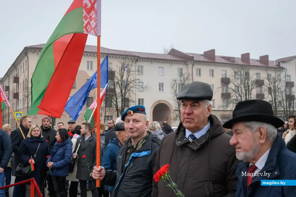 07.11.2022. Бобруйск. На площади Ленина представители Коммунистической партии Беларуси, трудовые коллективы и общественность города возложили цветы к подножию памятника