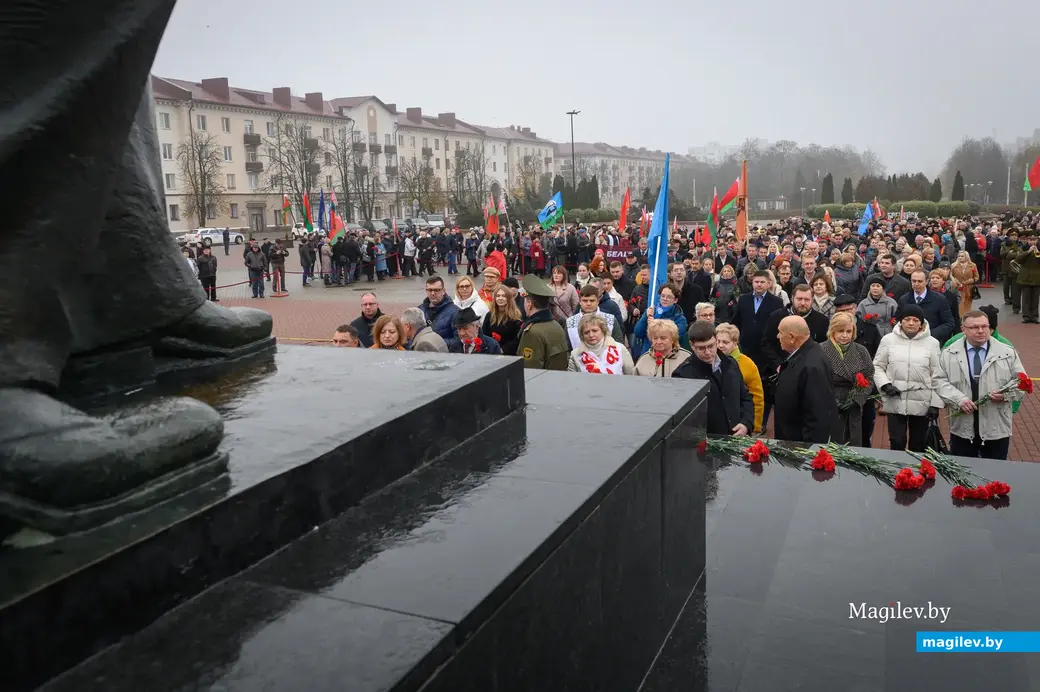 07.11.2022. Бобруйск. На площади Ленина представители Коммунистической партии Беларуси, трудовые коллективы и общественность города возложили цветы к подножию памятника