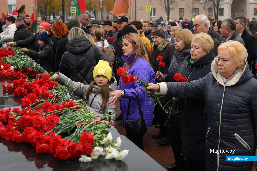 07.11.2022. Бобруйск. На площади Ленина представители Коммунистической партии Беларуси, трудовые коллективы и общественность города возложили цветы к подножию памятника