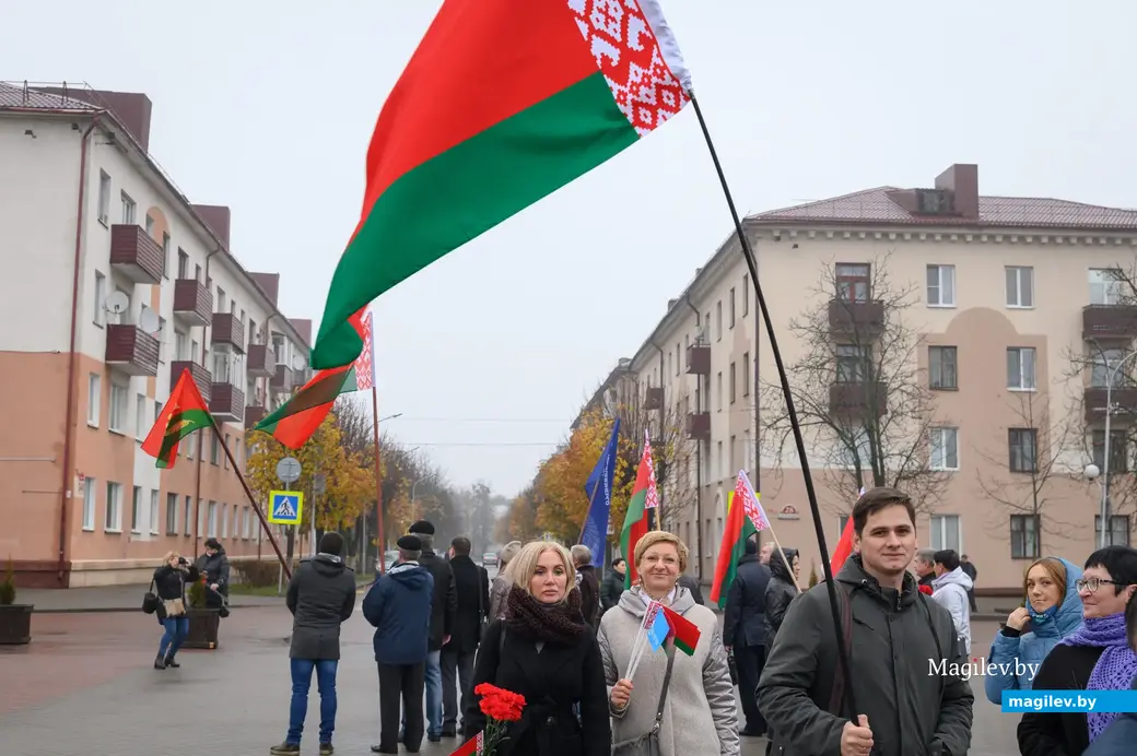 07.11.2022. Бобруйск. На площади Ленина представители Коммунистической партии Беларуси, трудовые коллективы и общественность города возложили цветы к подножию памятника