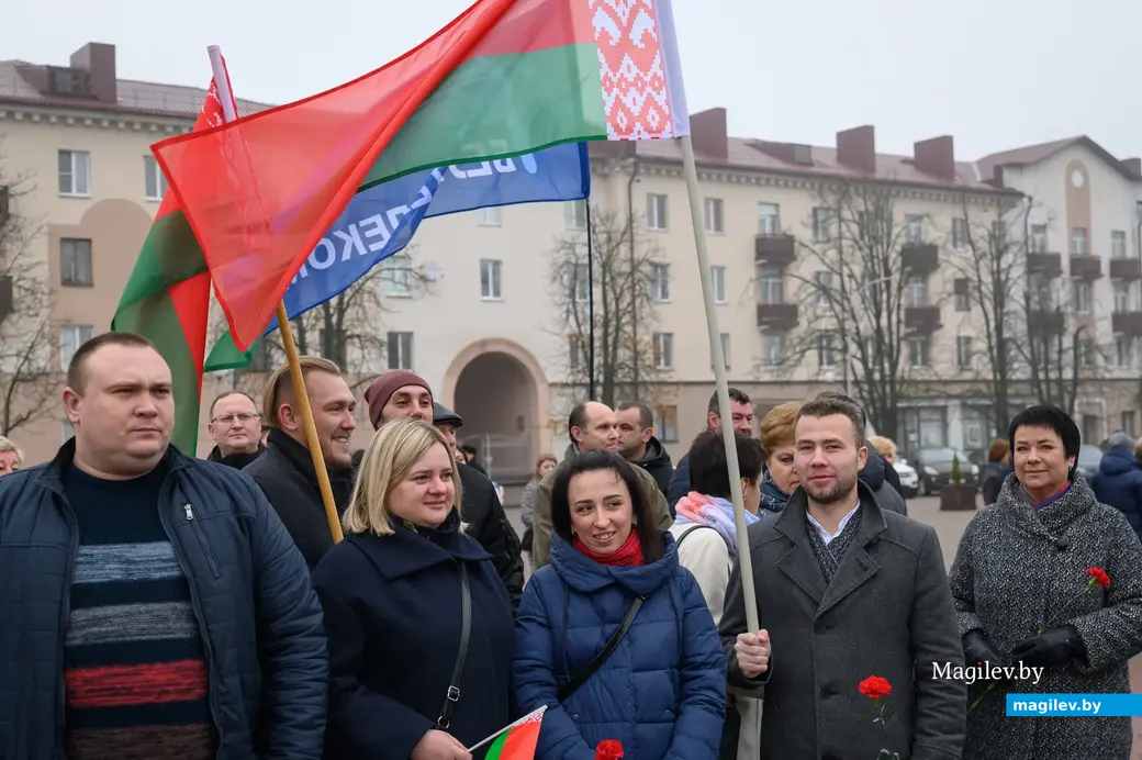 07.11.2022. Бобруйск. На площади Ленина представители Коммунистической партии Беларуси, трудовые коллективы и общественность города возложили цветы к подножию памятника