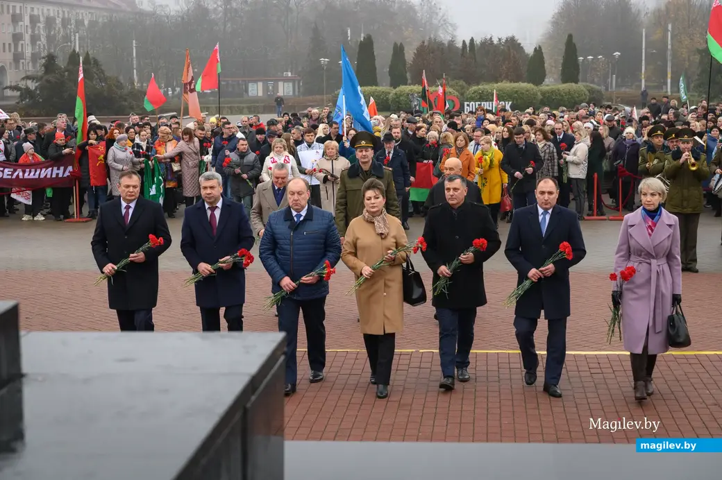 07.11.2022. Бобруйск. На площади Ленина представители Коммунистической партии Беларуси, трудовые коллективы и общественность города возложили цветы к подножию памятника