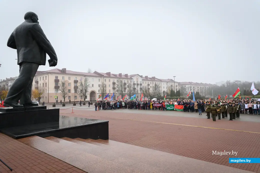 07.11.2022. Бобруйск. На площади Ленина представители Коммунистической партии Беларуси, трудовые коллективы и общественность города возложили цветы к подножию памятника