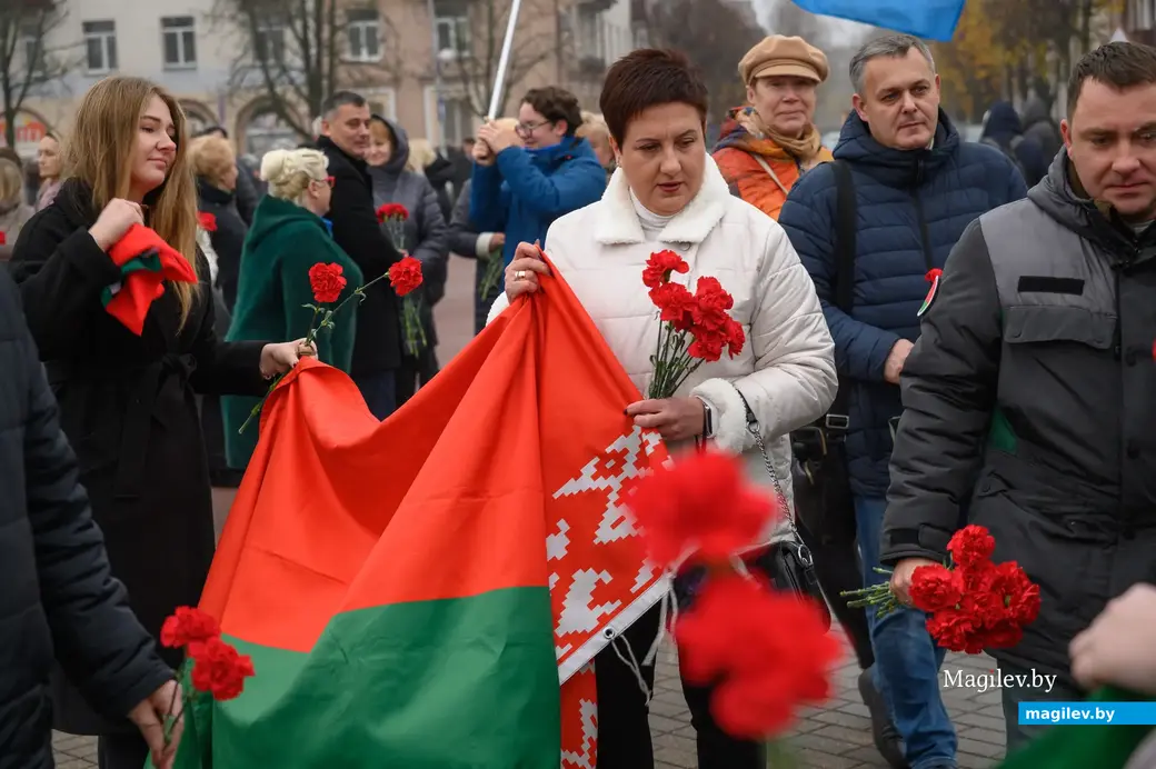 07.11.2022. Бобруйск. На площади Ленина представители Коммунистической партии Беларуси, трудовые коллективы и общественность города возложили цветы к подножию памятника