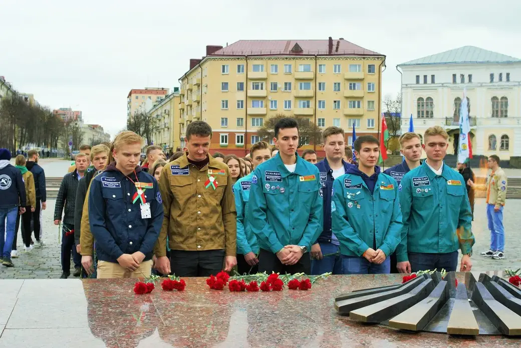 Областной форум студенческих отрядов «Мой трудовой». У мемориального комплекса «Борцам за Советскую власть» на площади Славы в Могилеве. Фото с сайта Могилевского