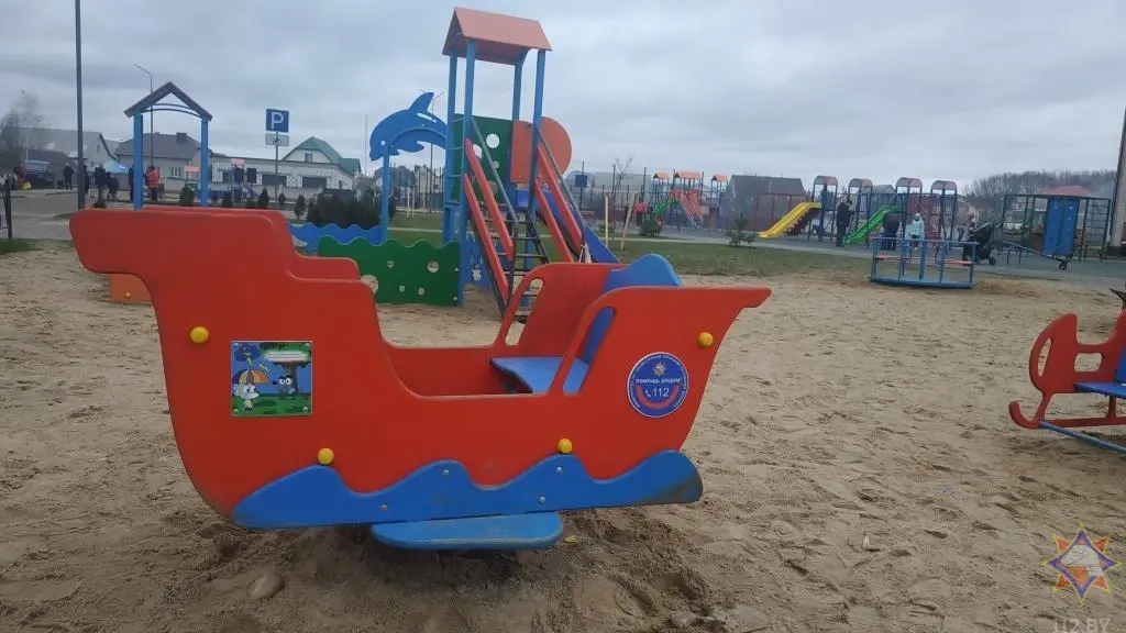 Кораблик безопасности отправился в плаванье. Во время открытия новой детской площадки в аг. Полыковичи Могилевского района. Фото: сайт mogilev.mchs.gov.by.