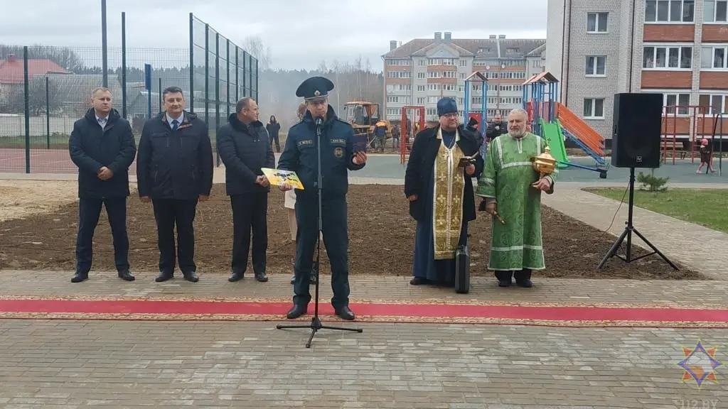 Во время открытия новой детской площадки в аг. Полыковичи Могилевского района. Фото: сайт mogilev.mchs.gov.by.