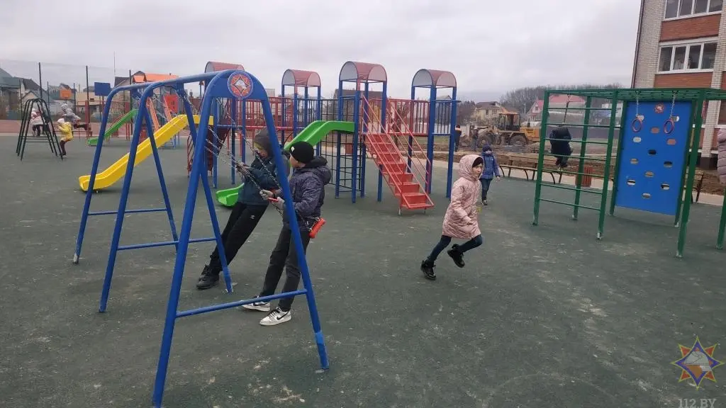 Юные жители Полыкович тут же решили обновить качели. Фото: сайт mogilev.mchs.gov.by.