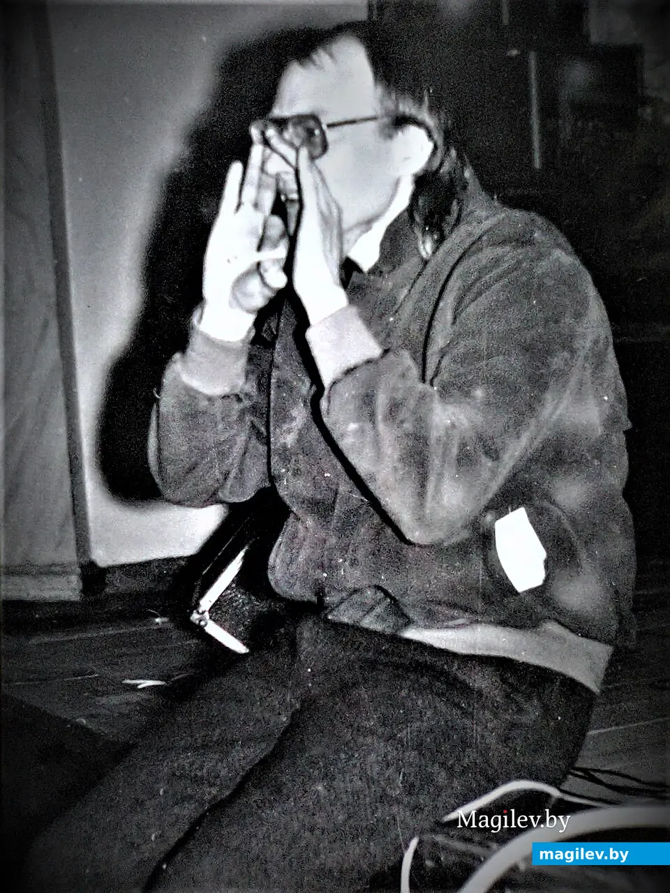 Юрий Романов во время рок-концерта. Могилев, кукольный театр, 1990-е годы.