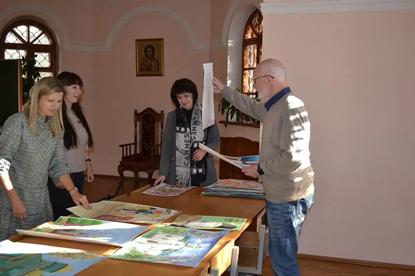 Жюри конкурса детского творчества «Красота Божьего мира» оценивает работы участников.