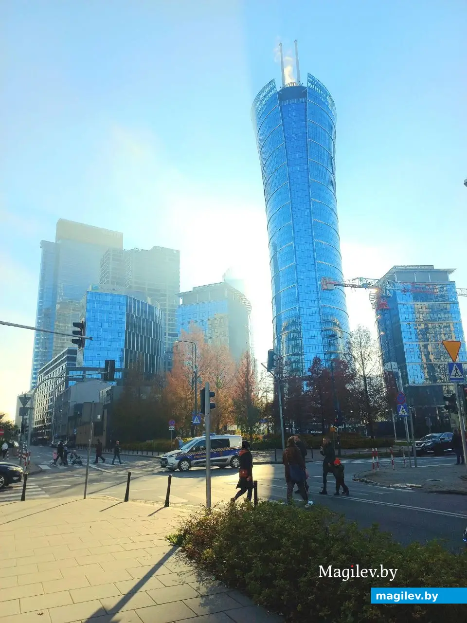 06.11.2022, Варшава. В воскресенье утром огромный город практически пуст. Этот день принято посвящать семье и духовности. Но многие кафе и рестораны работают.