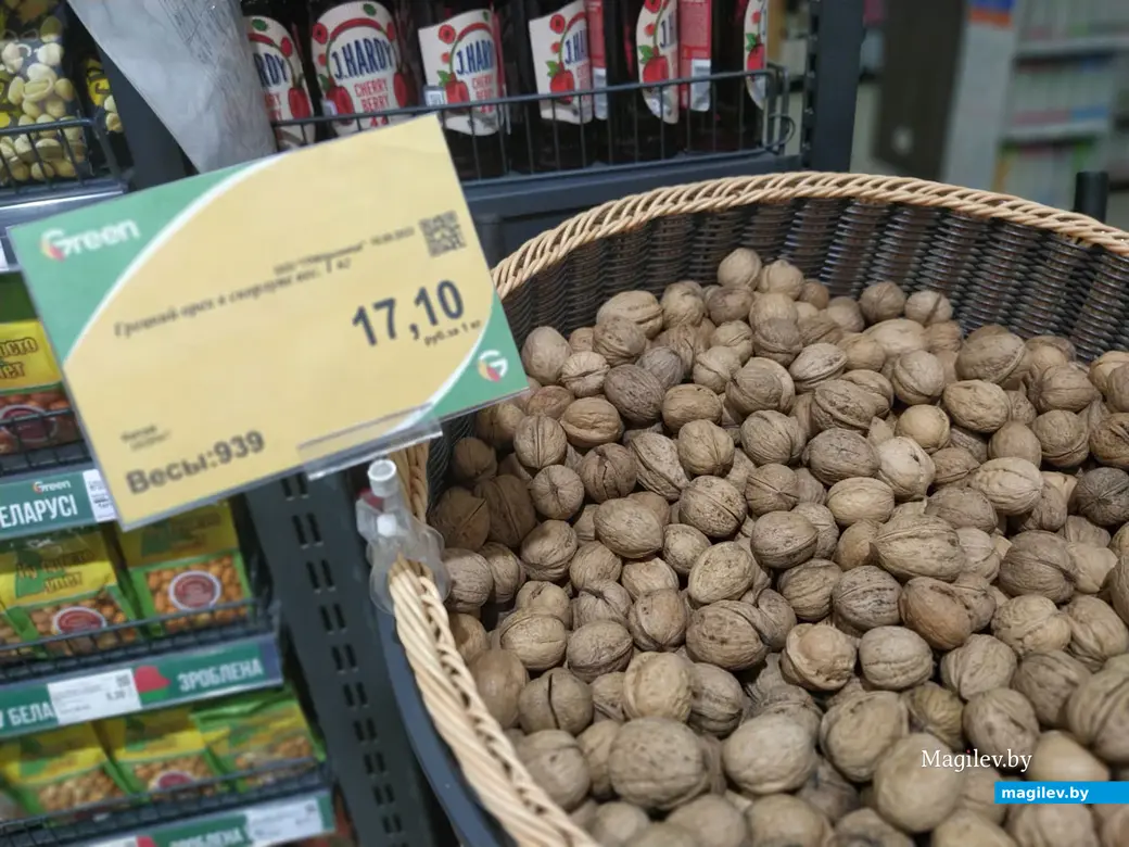 Торговый центр «Грин». Могилев, ноябрь, 2022 год. Орехи грецкие из Китая.
