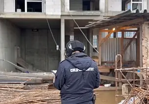 Смертельное ЧП на стройке в Минске: на рабочего с 17 этажа упала металлическая стойка