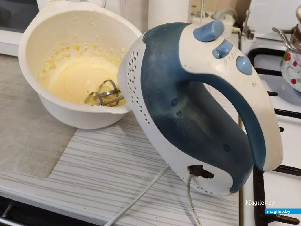 Взбиваем пару минут, чтобы масса стала пышной.