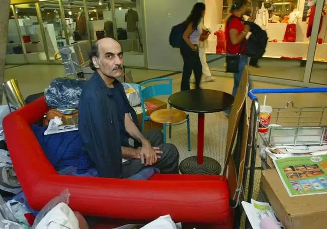 Беженец, ставший прототипом героя культового фильма «Терминал», умер в аэропорту Парижа