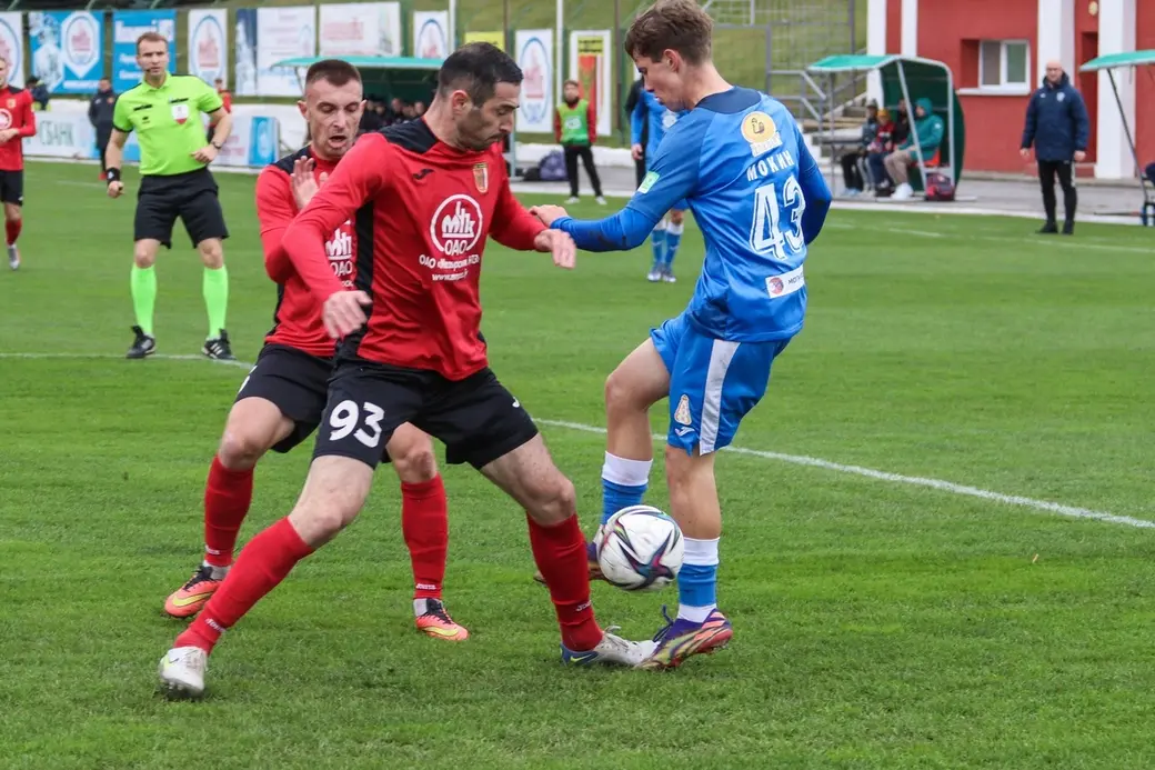 Чемпионат Беларуси по футболу. Встреча в Мозыре между Славией и Днепром. Счет: 5:0.