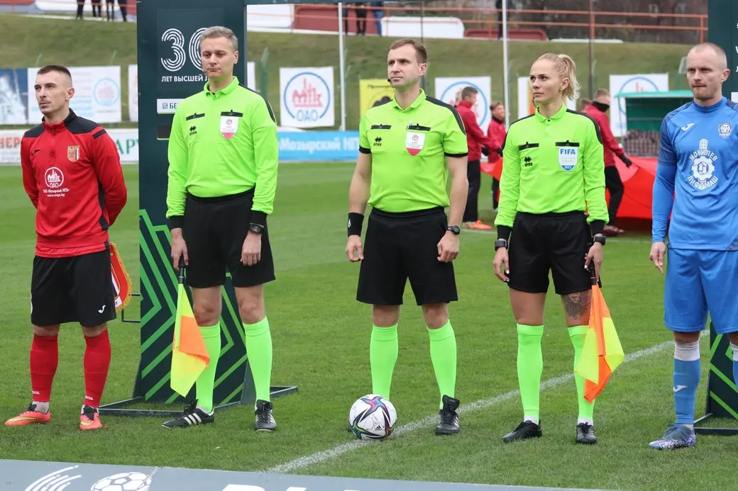 Чемпионат Беларуси по футболу. Встреча в Мозыре между Славией и Днепром. Счет: 5:0.