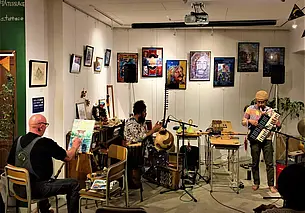 Могилевский проспект Мира на фоне цветущей сакуры. Про выпуск книги о наших «семедисятниках» в Японии