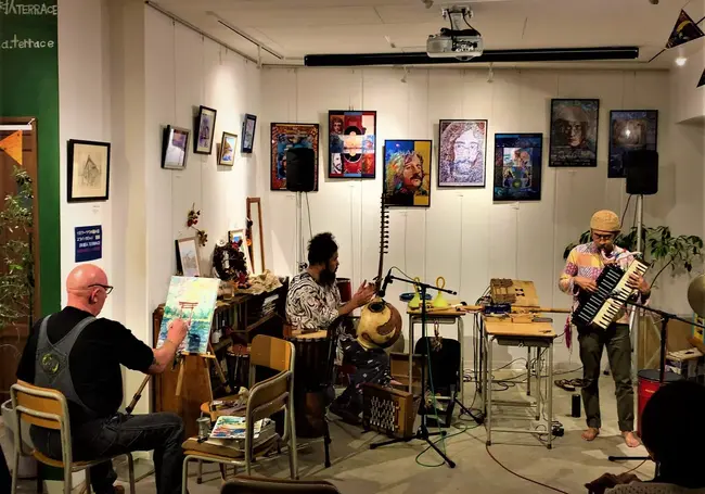 Могилевский проспект Мира на фоне цветущей сакуры