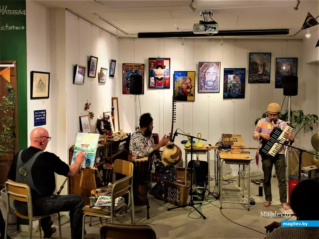 Живая живопись Paul de Carrote. На стенах висят его картины. Япония, Хамамацу, 2022 год.