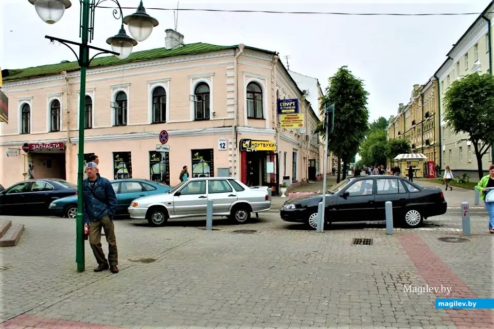 Притомившийся Paul de Carrote на прекрестке Пожарного переулка и улицы Ленинской за три года до нашей знаменитой тусовки в неподалеку расположенном дворике Алика