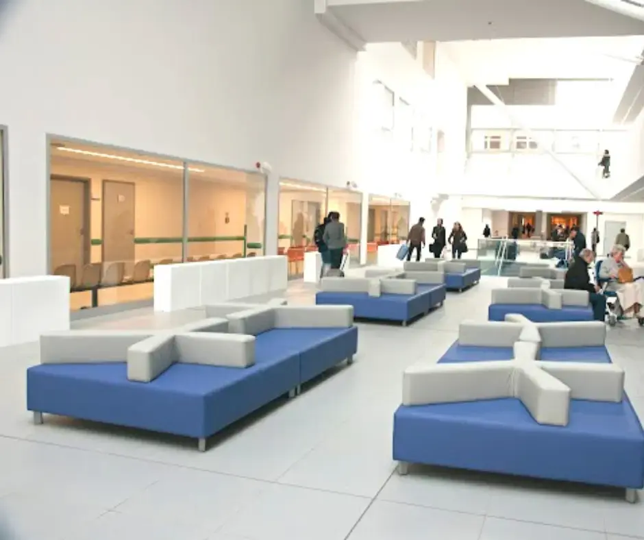 Холл Университетской клинической больницы в Белостоке Фото: 2pos.pl.