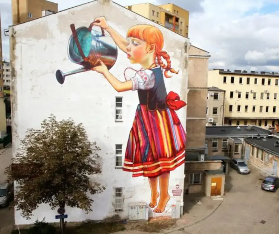 «Девочка с лейкой» стала первым большим муралом в Белостоке в 2013 году. Фото: polsha24.com.