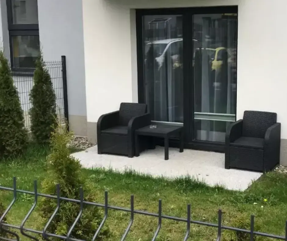 Один из вариантов обустройства огрудка. Вот почему непопулярные у нас квартиры на первом этаже в Польше очень даже востребованы. Фото: realt.by.