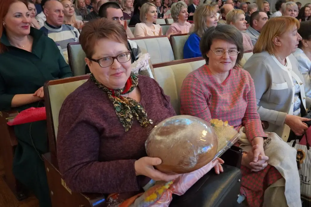 Поздравление работников компании «Домочай» с профессиональным праздником. Ноябрь 2022 года. Фото телеграмм-канал «Могилев – мой город».