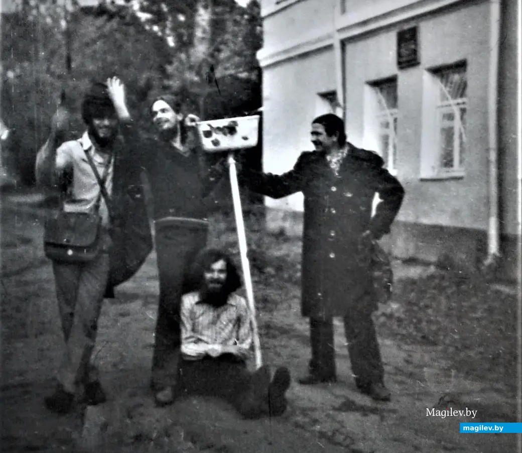 Могилевские хиппи логично вплели в свой уличный перфоманс уже давно забытую нами сливную туалетную систему с чугунным бачком (унитаз ребята, похоже, где-то потеряли).