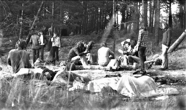 Могилевские хиппи на привале. Туалет здесь вроде ни к чему, 1980-е годы.