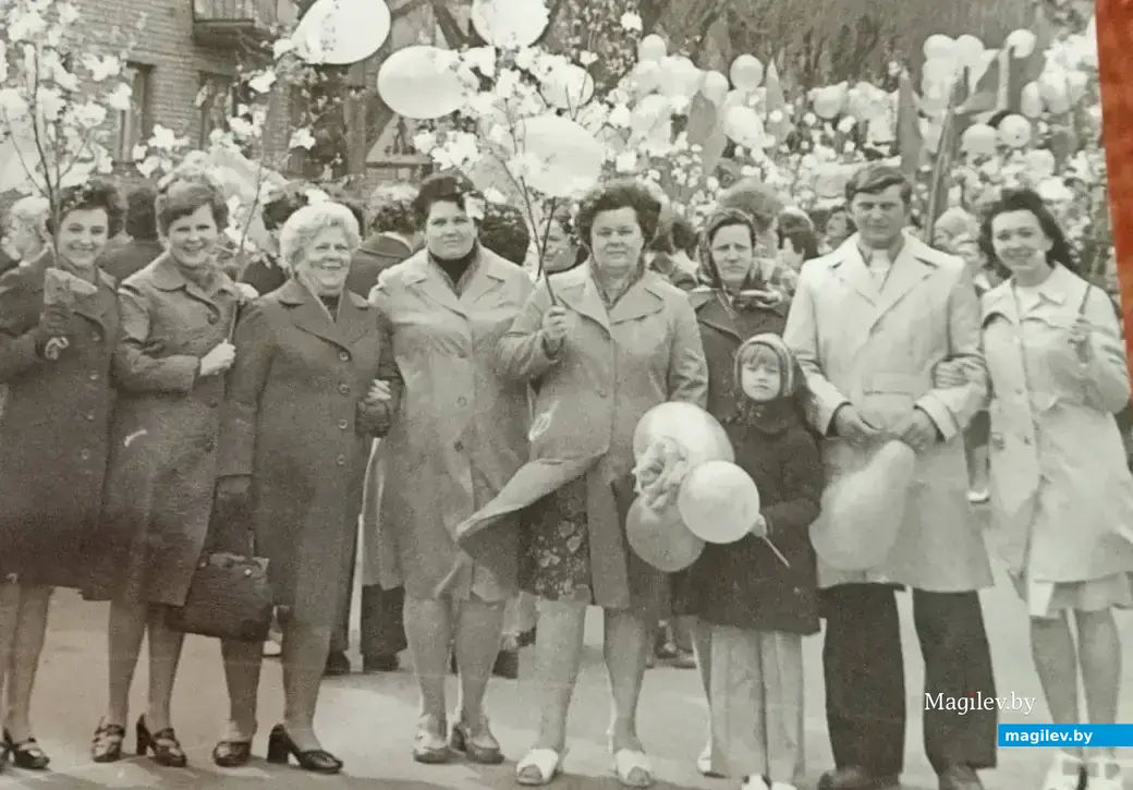 «А это наш экспериментальный цех на первомайской демонстрации. Слева направо: Г. Копылова, Чебыкина, М. Богатенко, Г. Колодкина, В.Лыскова с внучкой, З. Шидловская и В.